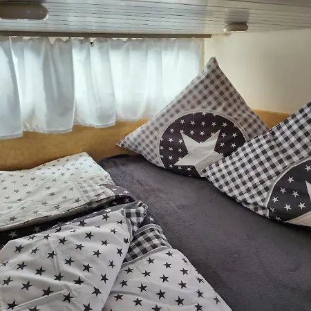 Idyllische Nacht Auf Hollaendischem Wanderboot Bådhotel